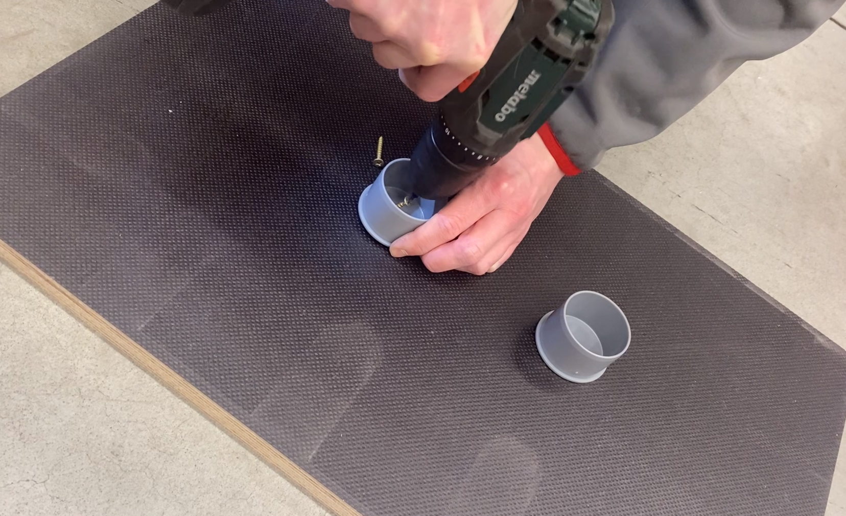 Bodenplatte mit verschraubten Verschlusskappen