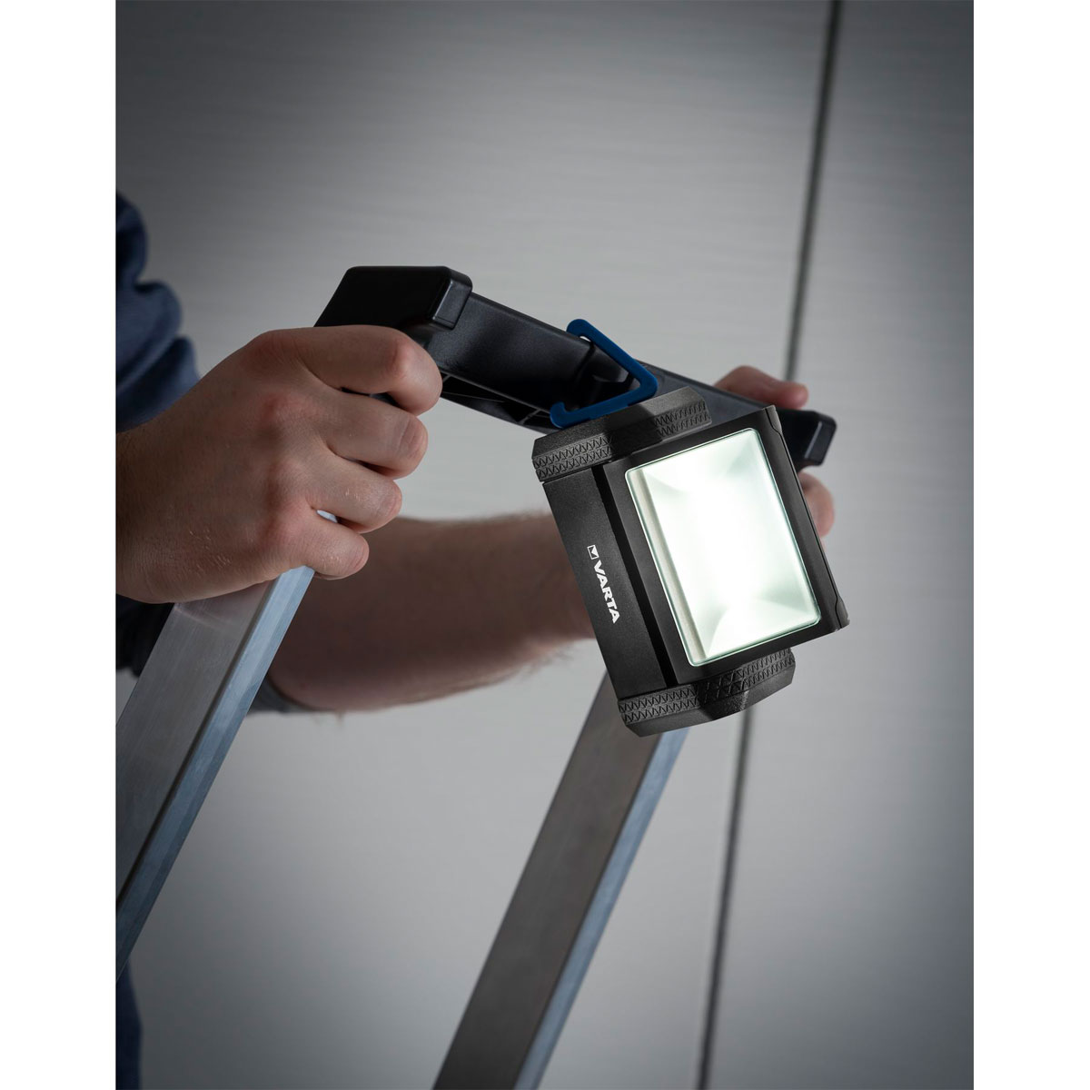 Varta LED-Taschenlampe Work Flex Area Light mit Batterien schwarz Bild 6