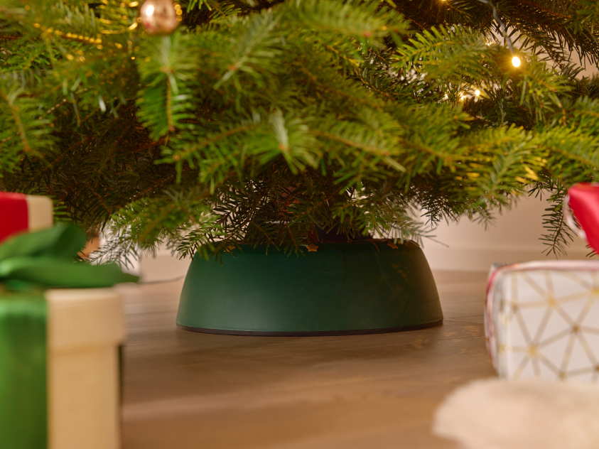 Weihnachtsbaumständer auf dem Boden