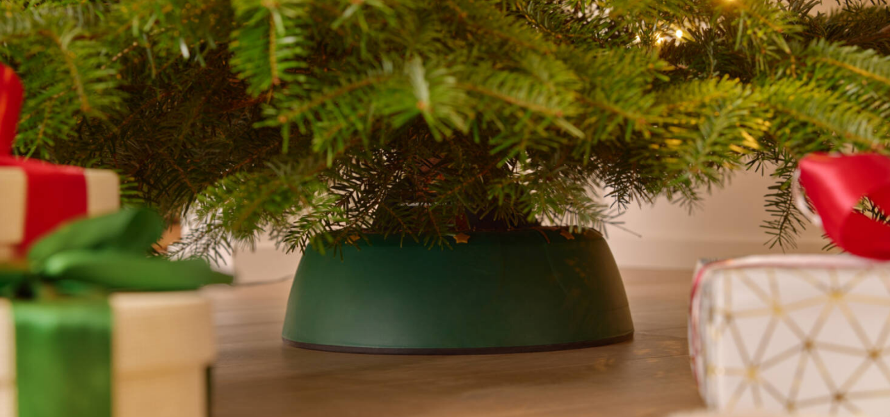 Weihnachtsbaumständer, in dem ein Weihnachtsbaum steht