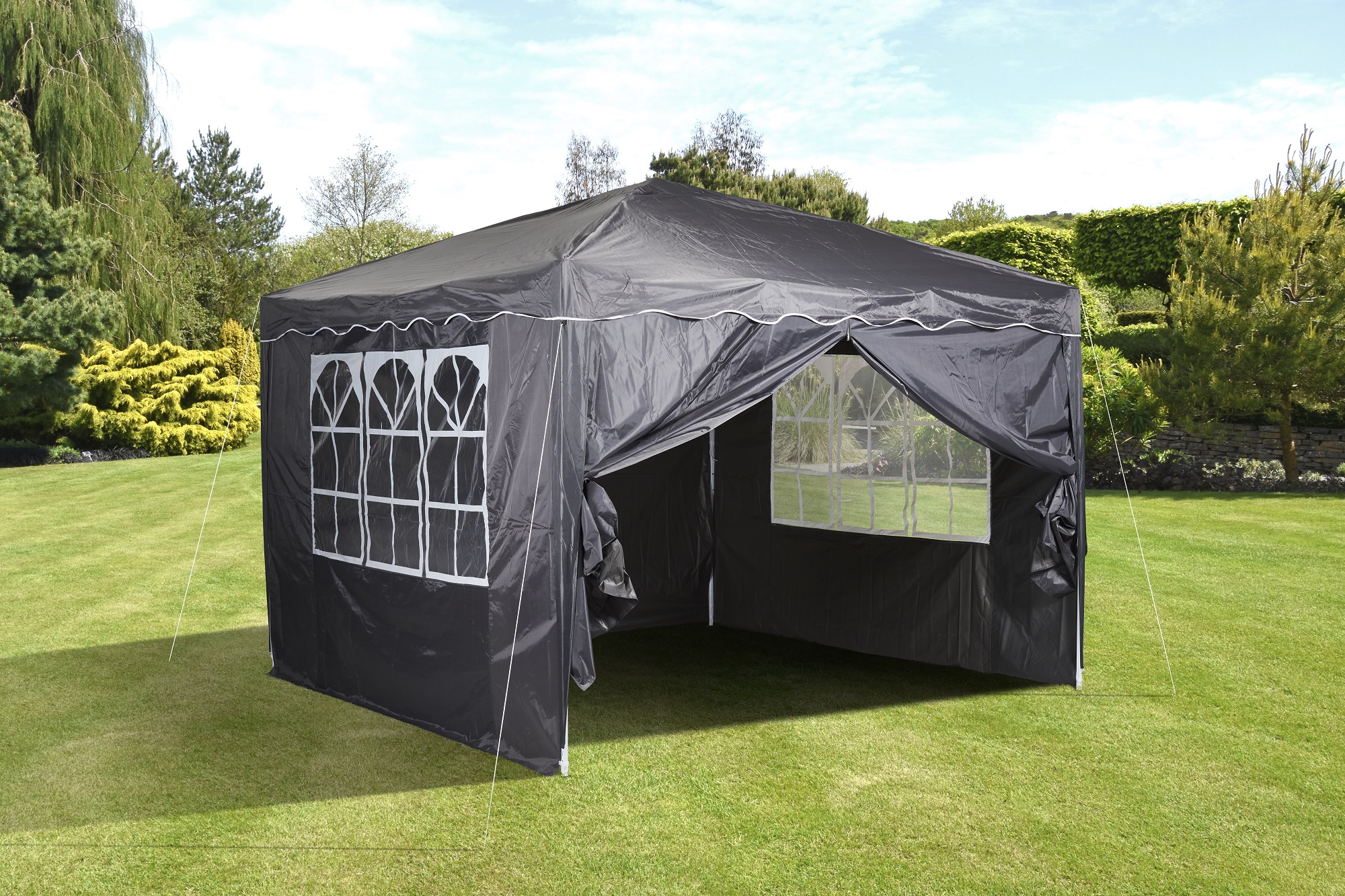 Ein Faltpavillon in schwarz auf dem Rasen