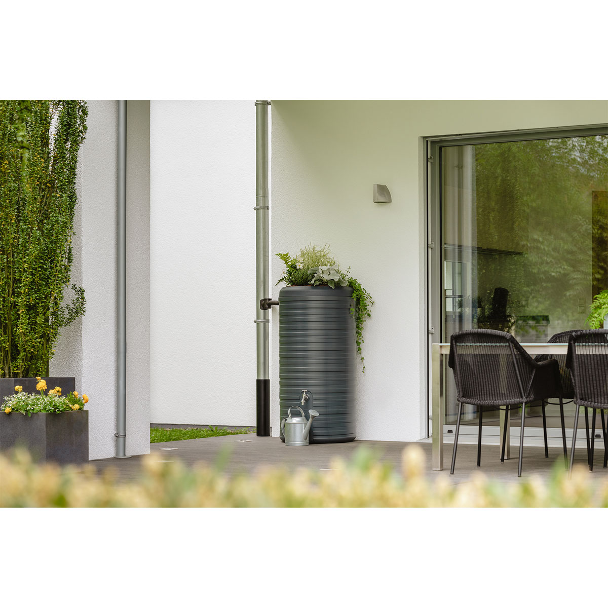 Garantia  Regentonne Nordic 2in1 300 Liter graphite grey inkl. Pflanzschale Bild 6