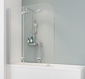 Eine Duschwand umrahmt eine Dusche, daneben befindet sich eine weiße Badewanne.