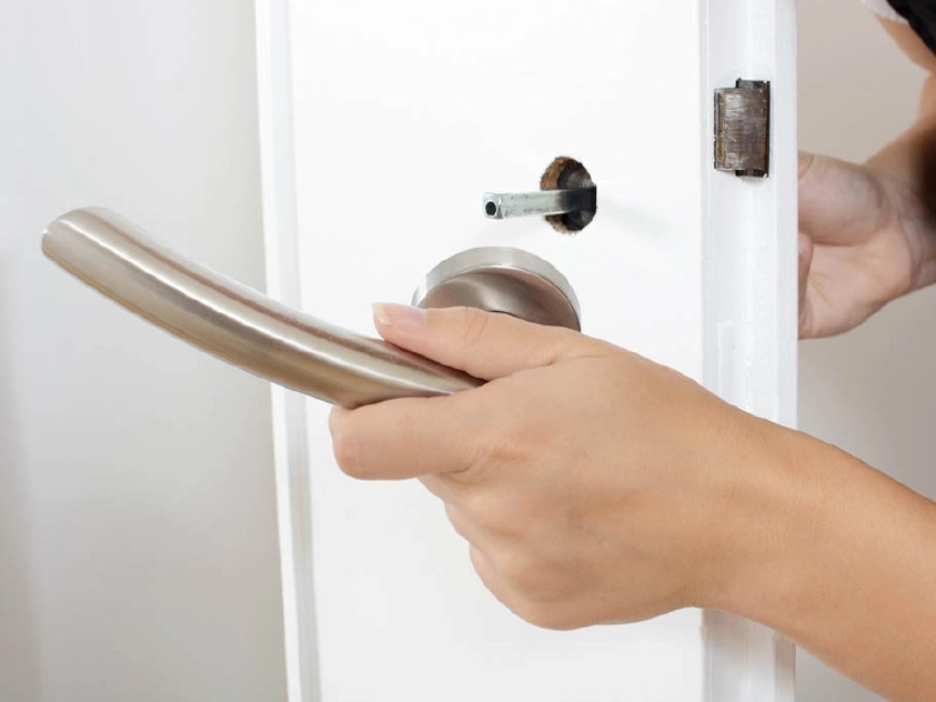 Türrahmen wird eingebaut