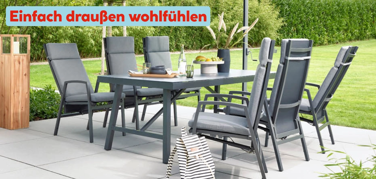 Gartenmöbel Set in dunkelgrau auf einer Terrasse
