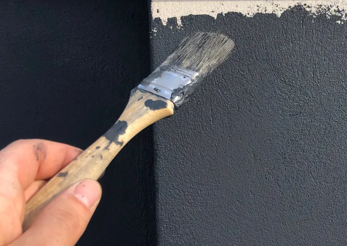 Wand wird mit Farbe bemalt