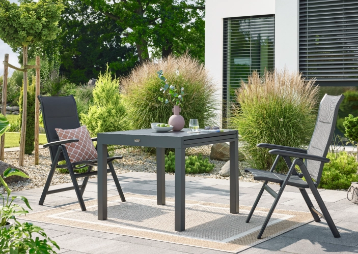 Gartenmöbel im Garten