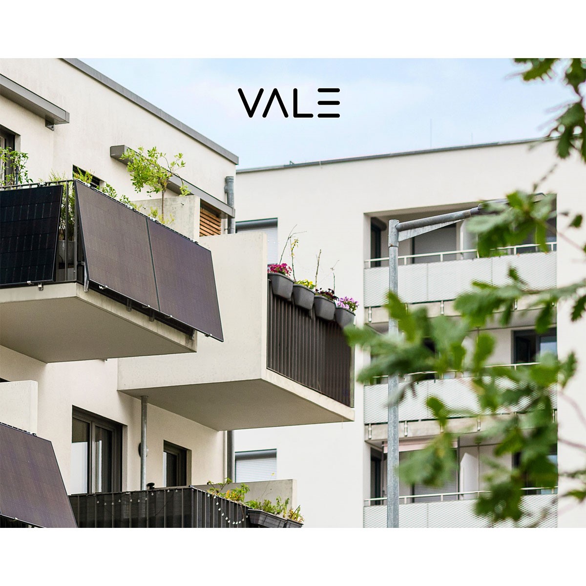 Zwei Solarpaneele an dem Balkon angebracht