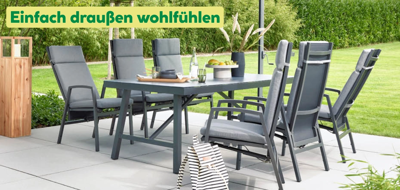 Gartenmöbel Set in dunkelgrau auf einer Terrasse