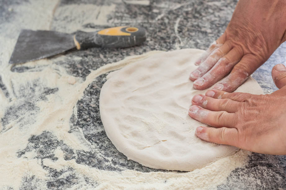 Pizzateig der gerade geknetet wird