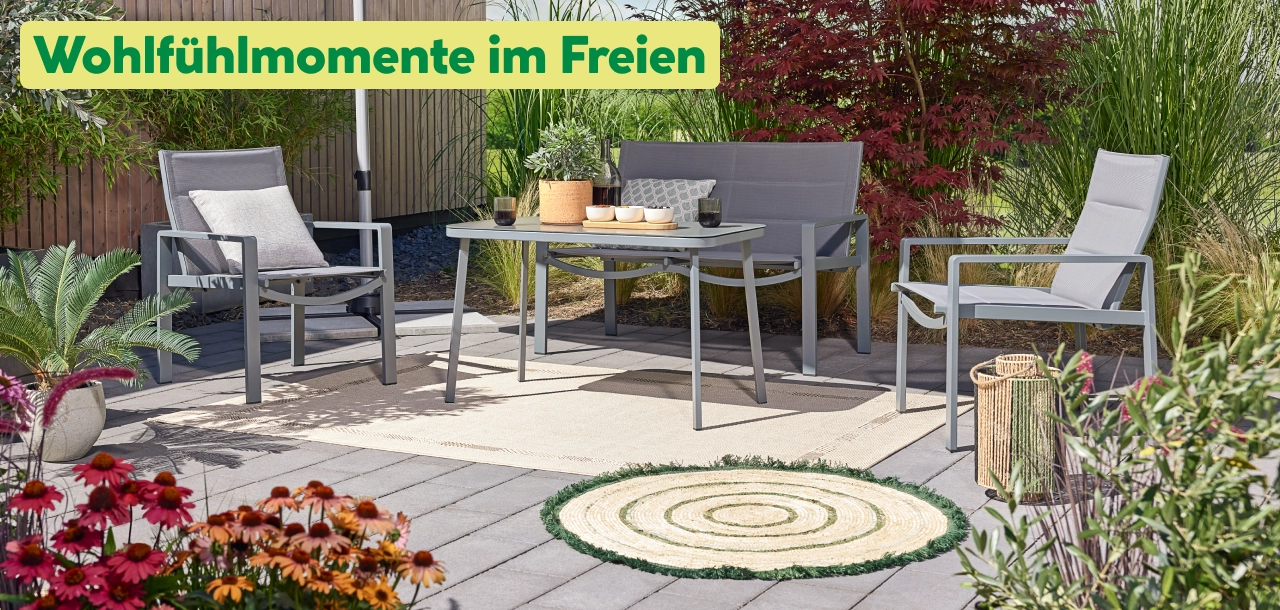 Gartenmöbel-Set in einem gemütlichen, sommerlichen Garten