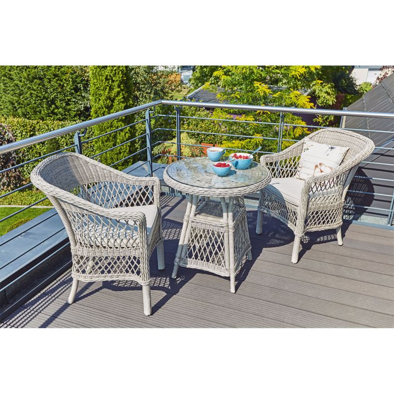 Gartenmöbel aus Rattan auf einem Balkon aus Holz