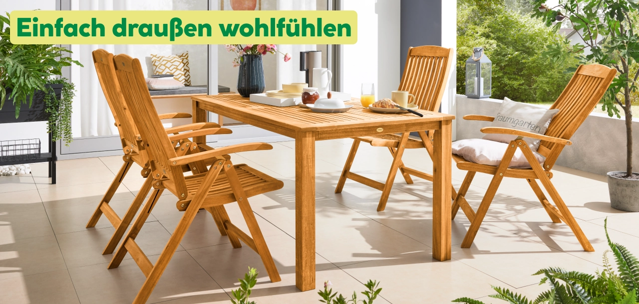 Gartenmöbel-Sitzgruppe aus Holz in einem garten