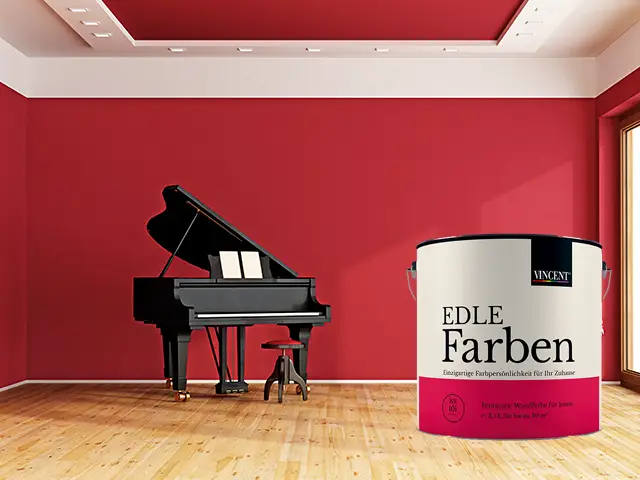 Edle Farben in Rot auf einer Wand mit Klavier davor