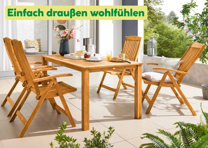 Gartenmöbel-Sitzgruppe aus Holz in einem garten