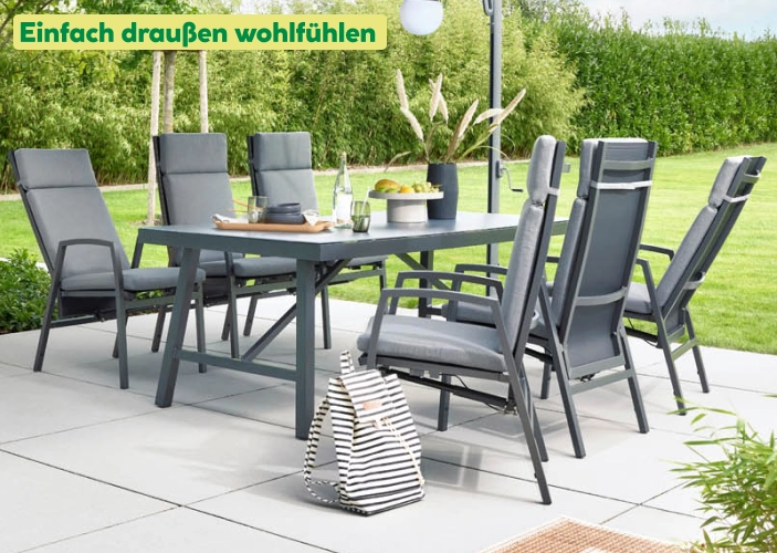 Gartenmöbel Set in dunkelgrau auf einer Terrasse