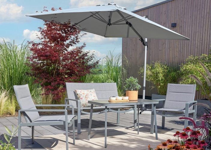 Gartenmöbel in der Sonne