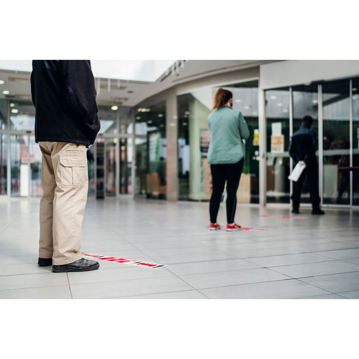 Tesa  Absperrband Abstand halten rot-weiß 50m x 50mm Bild 2