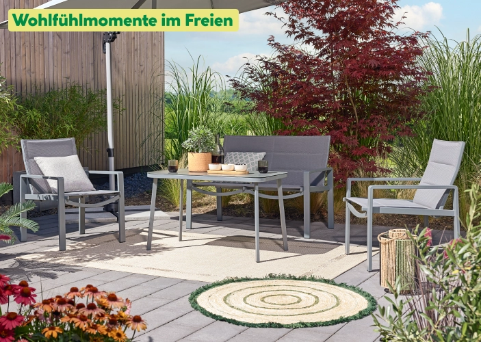 Gartenmöbel-Set in einem gemütlichen, sommerlichen Garten