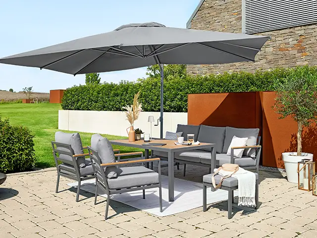 Haveson Sitzgruppe mit Tisch auf Terrasse mit Sonnenschirm