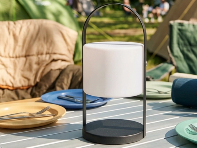 Solarlampe auf einem gedeckten Campingtisch aus Holz