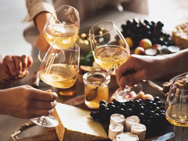 Weinfest Gläser mit Händen