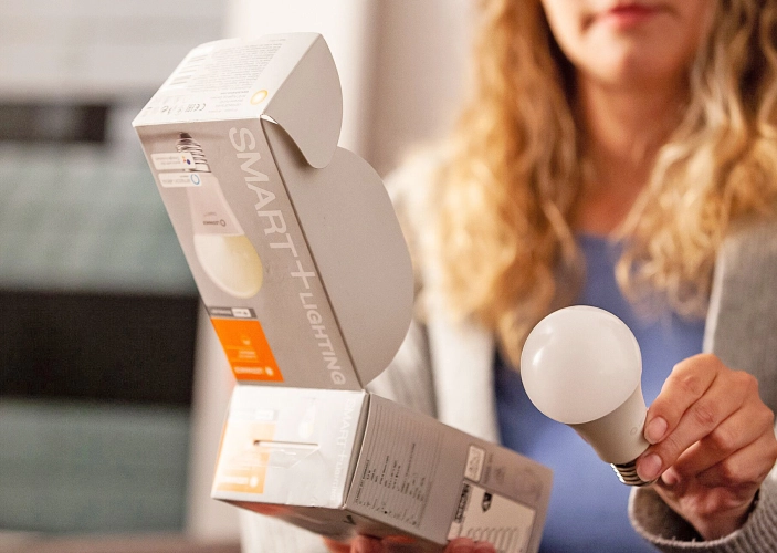 Smart Home Lampe wird ausgepackt