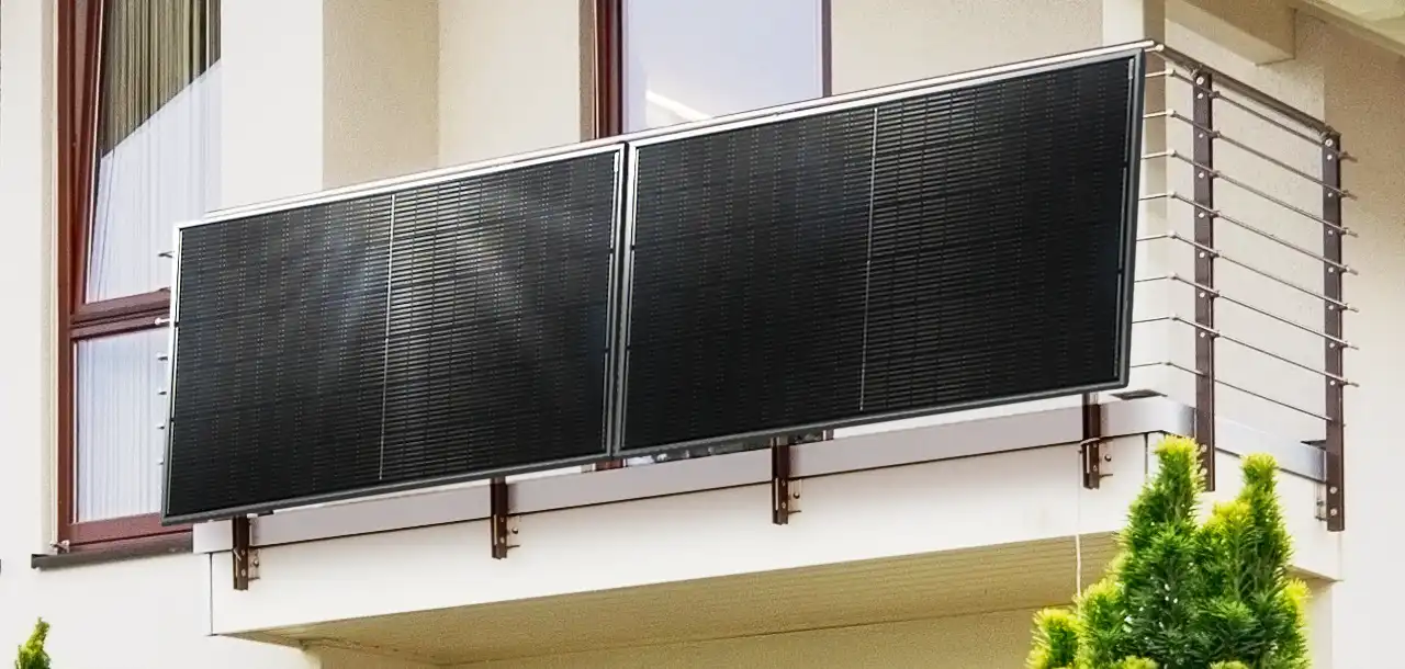 Zwei Solarpaneele an dem Balkon angebracht