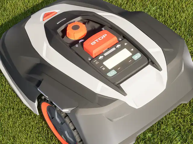 Ein Rasenmähroboter von AL-KO steht auf einem grünen Rasen.