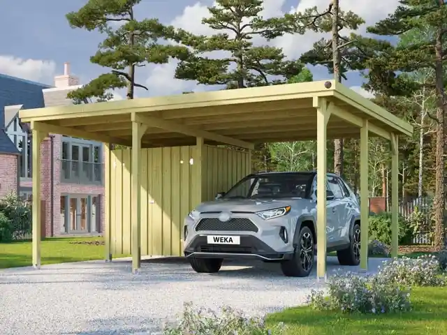 Ein Auto parkt unter einem WEKA Carport neben einem Haus im Garten.