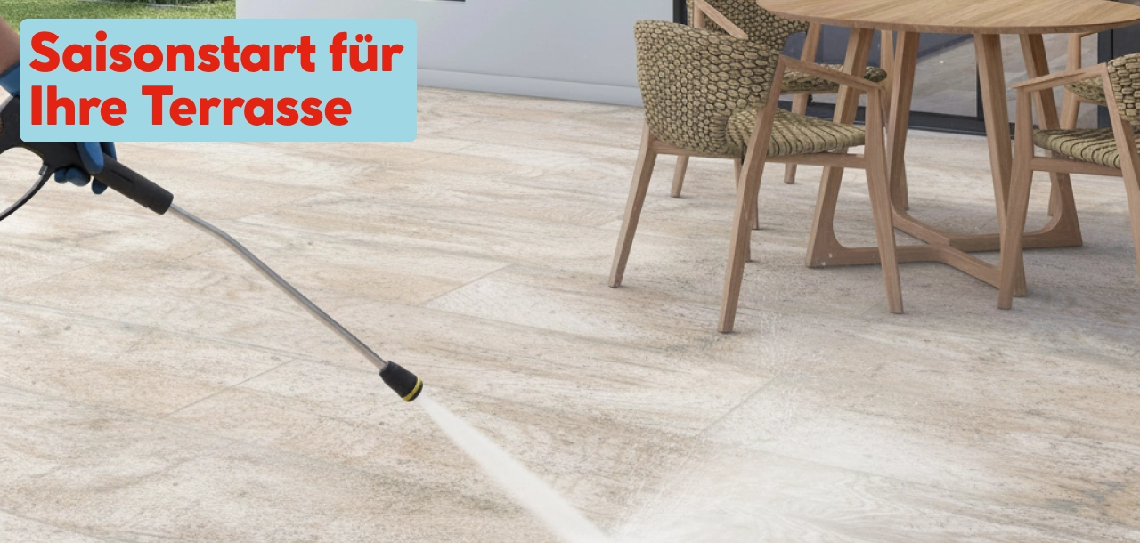 Hochdruckreiniger reinigt eine beige Terrasse