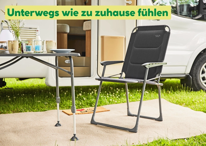 Campingstuhl vor Wohnwagen