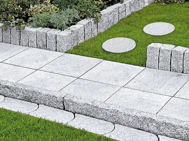 Grau Pflastersteine im Garten in unterschiedlichen Formen