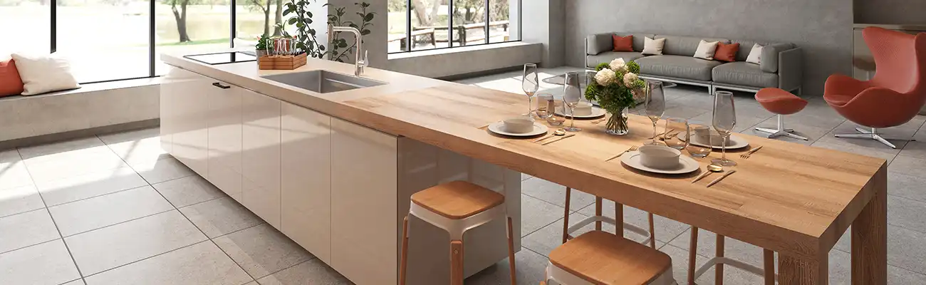 Eine Küchenzeile steht in einem modernen, offen gestalteten Zimmer mit Fenstern.