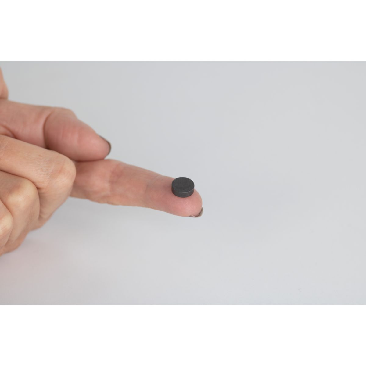 Suki Magnetscheibe Ferrit, selbstklebend, Ø 10 x 3 mm, schwarz Bild 6