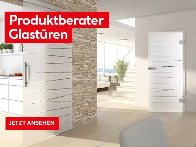 Eine moderne Küche mit Glastüren, von hellem Tageslicht durchflutet, wird gezeigt.