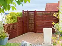 Sichtschutzzaun aus Holz auf einer Terrasse.