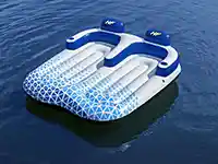 Ein blau-weißes Luftmatratzenfloß treibt ruhig auf einem Gewässer.