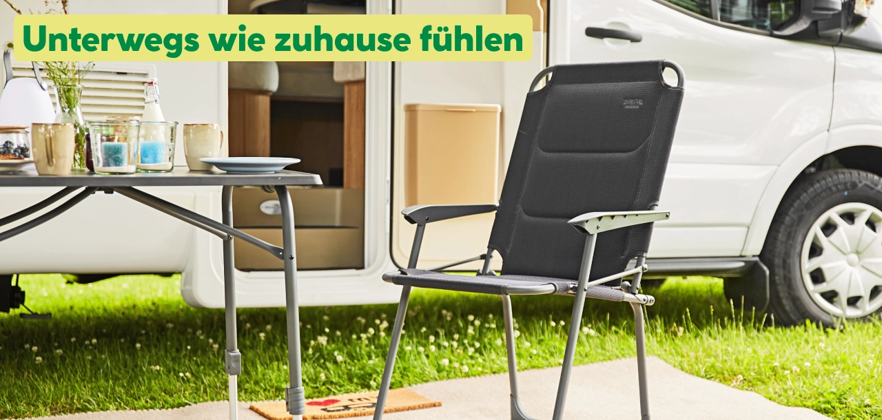 Campingstuhl vor Wohnwagen