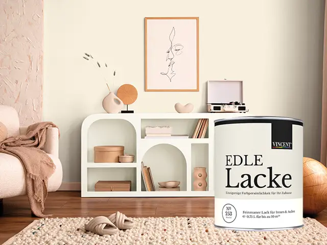 Eine Lackdose steht vor einem stilvoll eingerichteten Wohnzimmer.