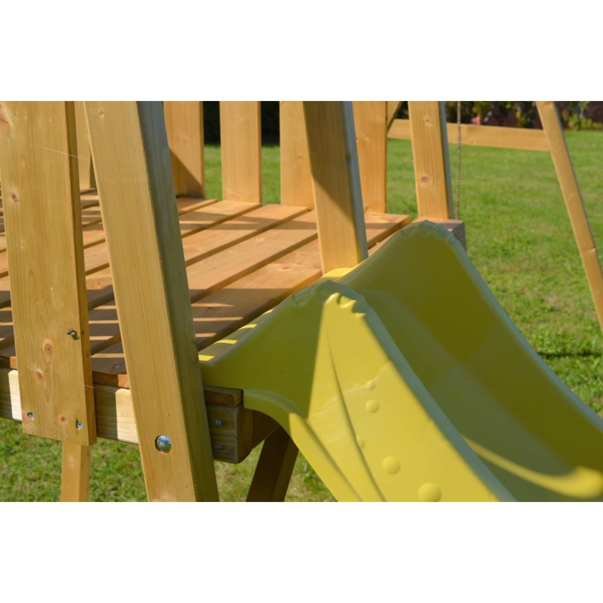 Wendi Toys Spielhaus Biene inkl. Rutsche, Kletterwand, Schaukel und Sandkasten 280x270x270 cm Bild 3