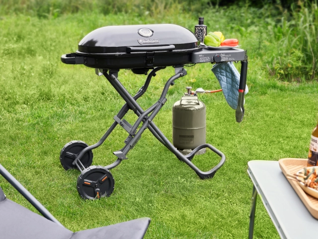 Gasgrill auf einer Wiese beim Camping