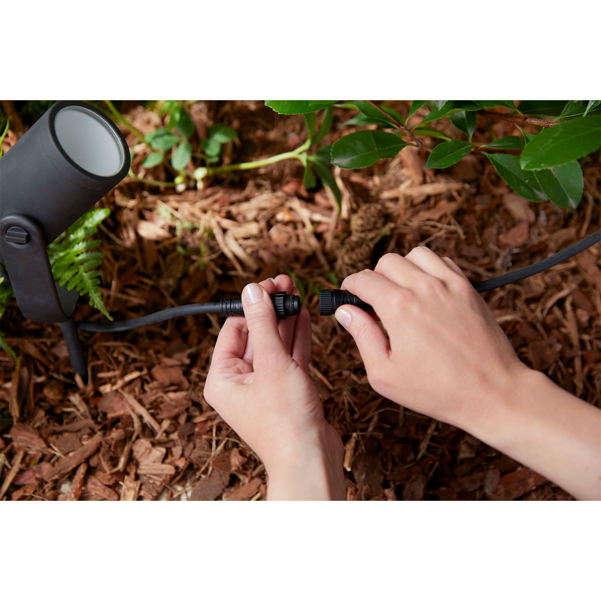 Philips Hue LED-Außenleuchte Lily 19,4 x 8,4 x 7 cm schwarz Bild 8