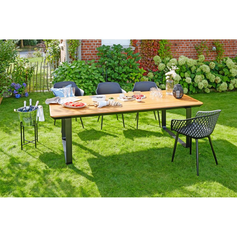 Gartenmöbel aus Kunststoff im Garten 