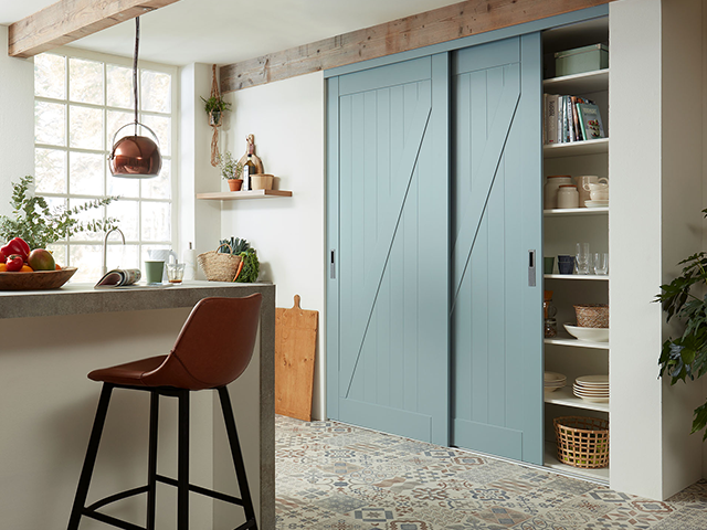 Hibitaro Ausschnitt einer Küche mit Holzschrank und Schiebetüren