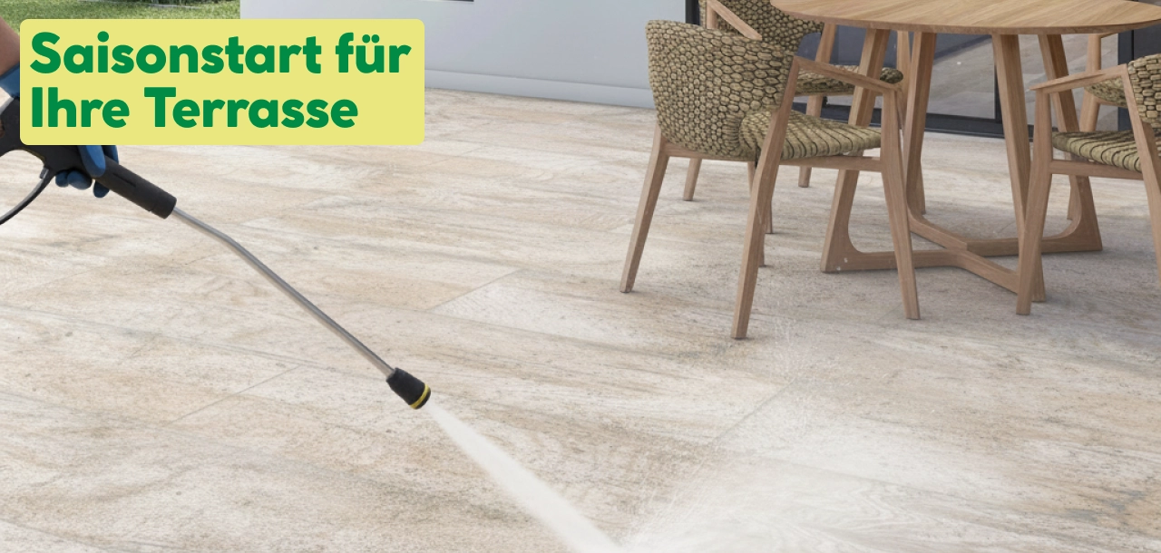Hochdruckreiniger reinigt eine beige Terrasse