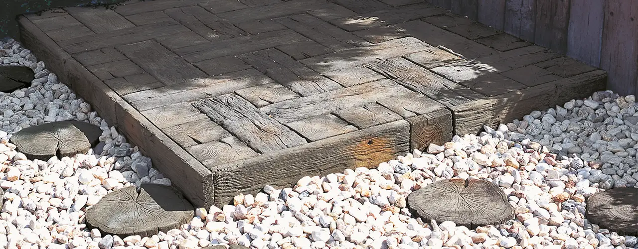 terrassenplatten im Kiesbett