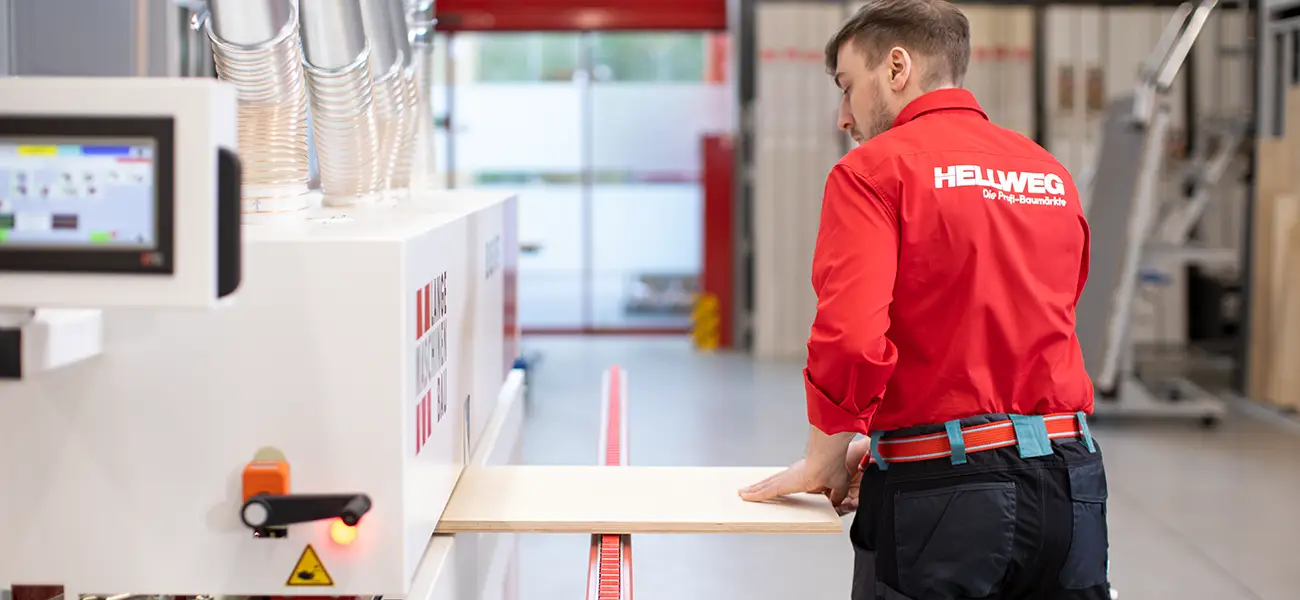 CNC-Säge mit HELLWEG Mitarbeiter - Holzzuschnitt