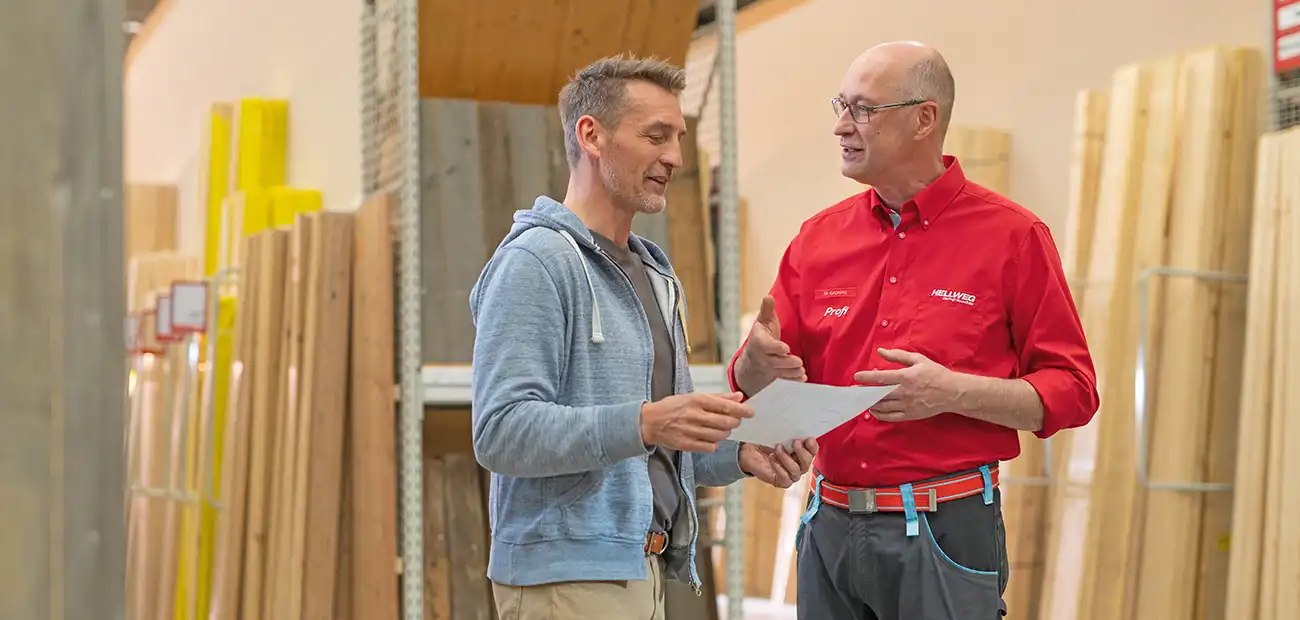 HELLWEG Profi berät Mann zu Holz