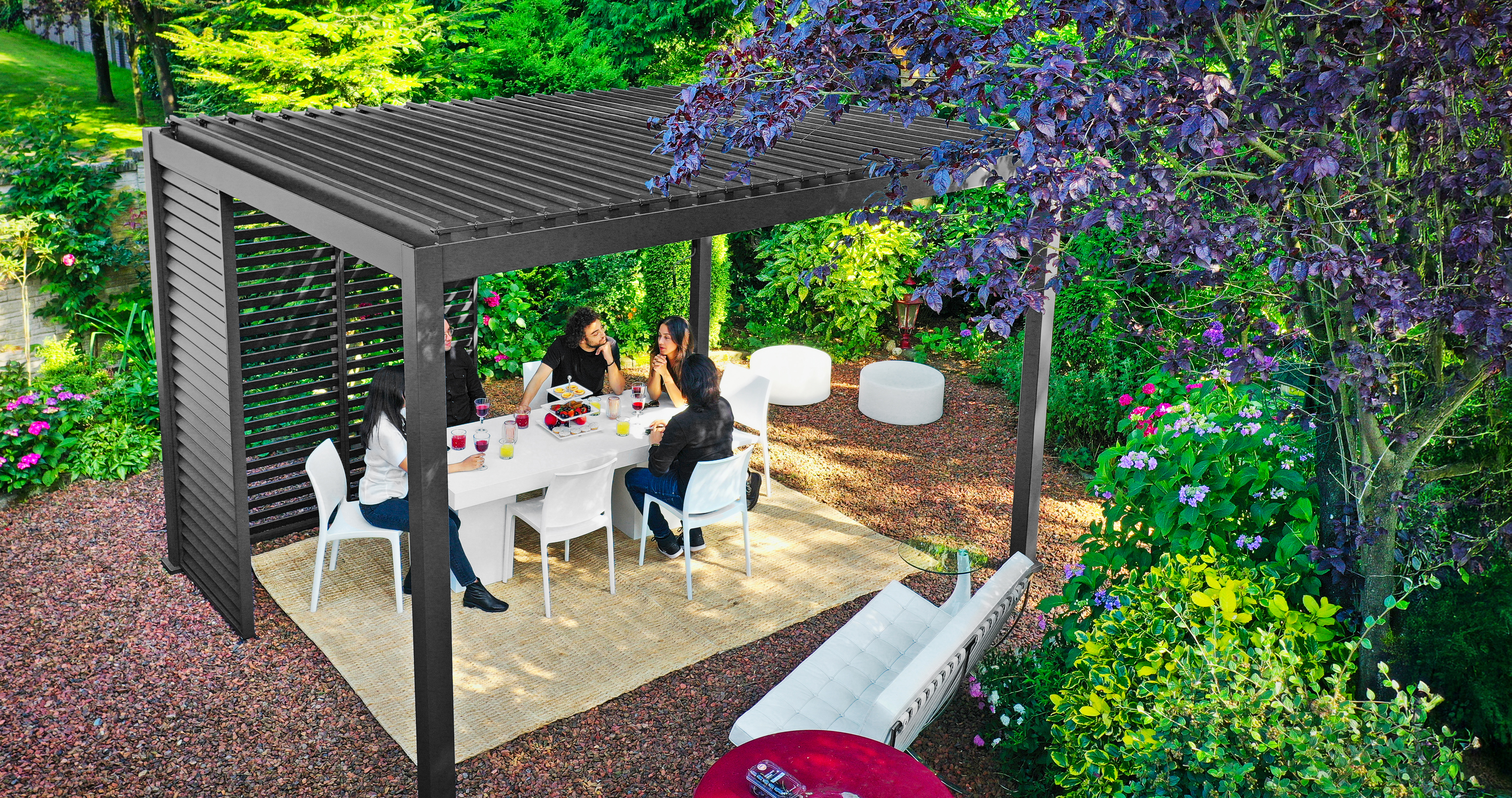 Pergola in schwarz mit Menschen die sich am Gartentisch Unterhalten